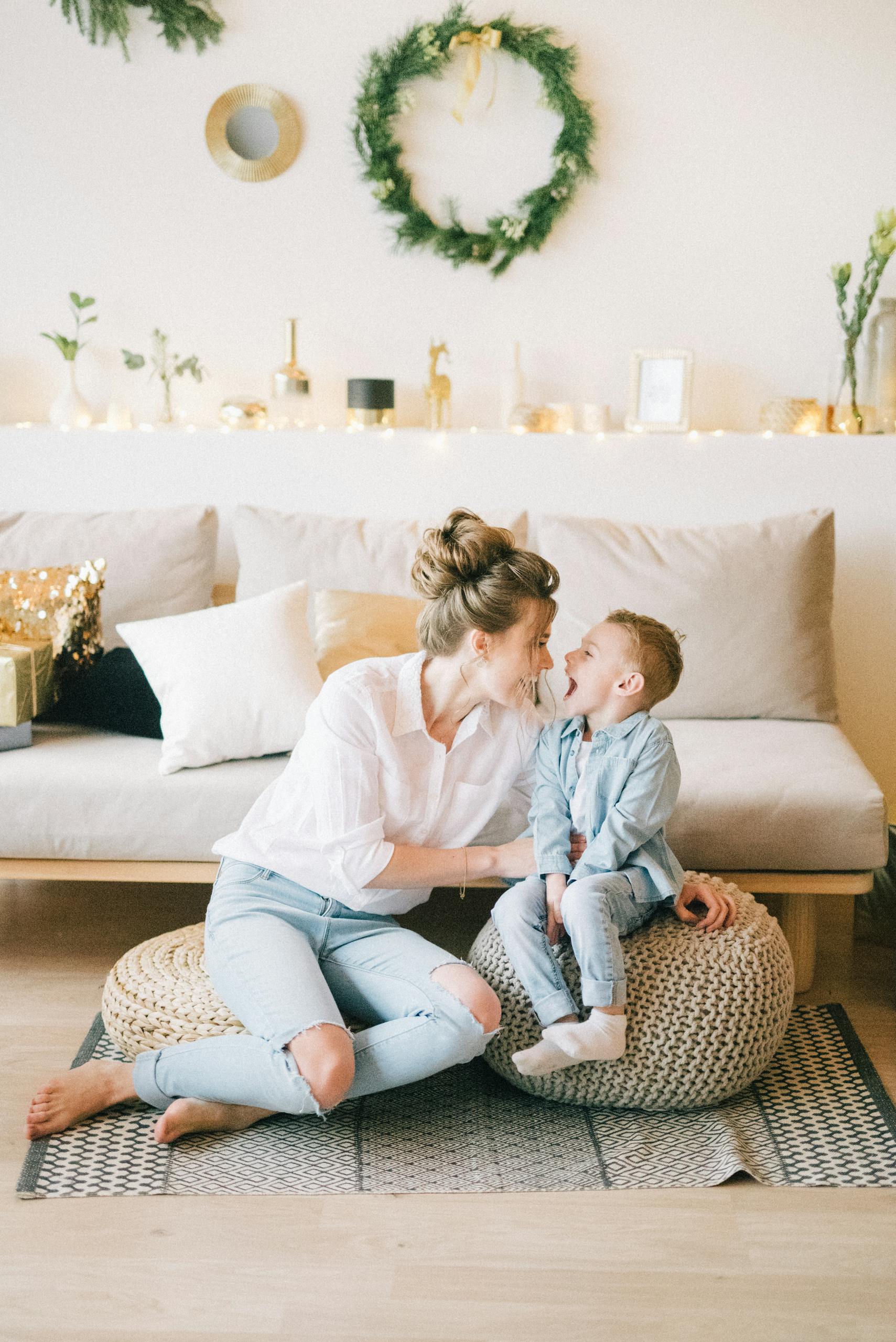 Szczęśliwa matka i syn łączą się w stylowym wnętrzu. Idealne rodzinne chwile uchwycone - stan surowy w Kartuzach.